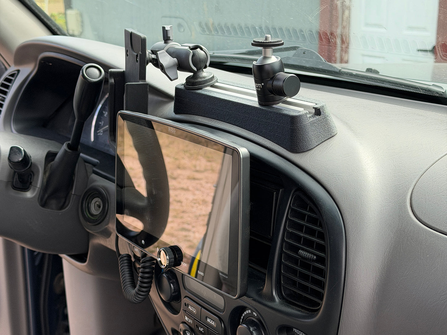 '01-'07 Sequoia / '00-'06 Tundra Dash Accessory Mount